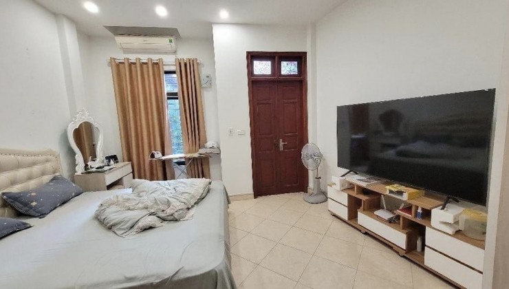 Cho thuê Nhà Ngõ Minh Khai, DT 30m x 4 tầng, 11.5 Triệu (CTL), 1 khách 3 ngủ, 3 vệ sinh, 2 nóng lạnh, 2 điều hoà 2 chiều - ưu tiên GĐ.